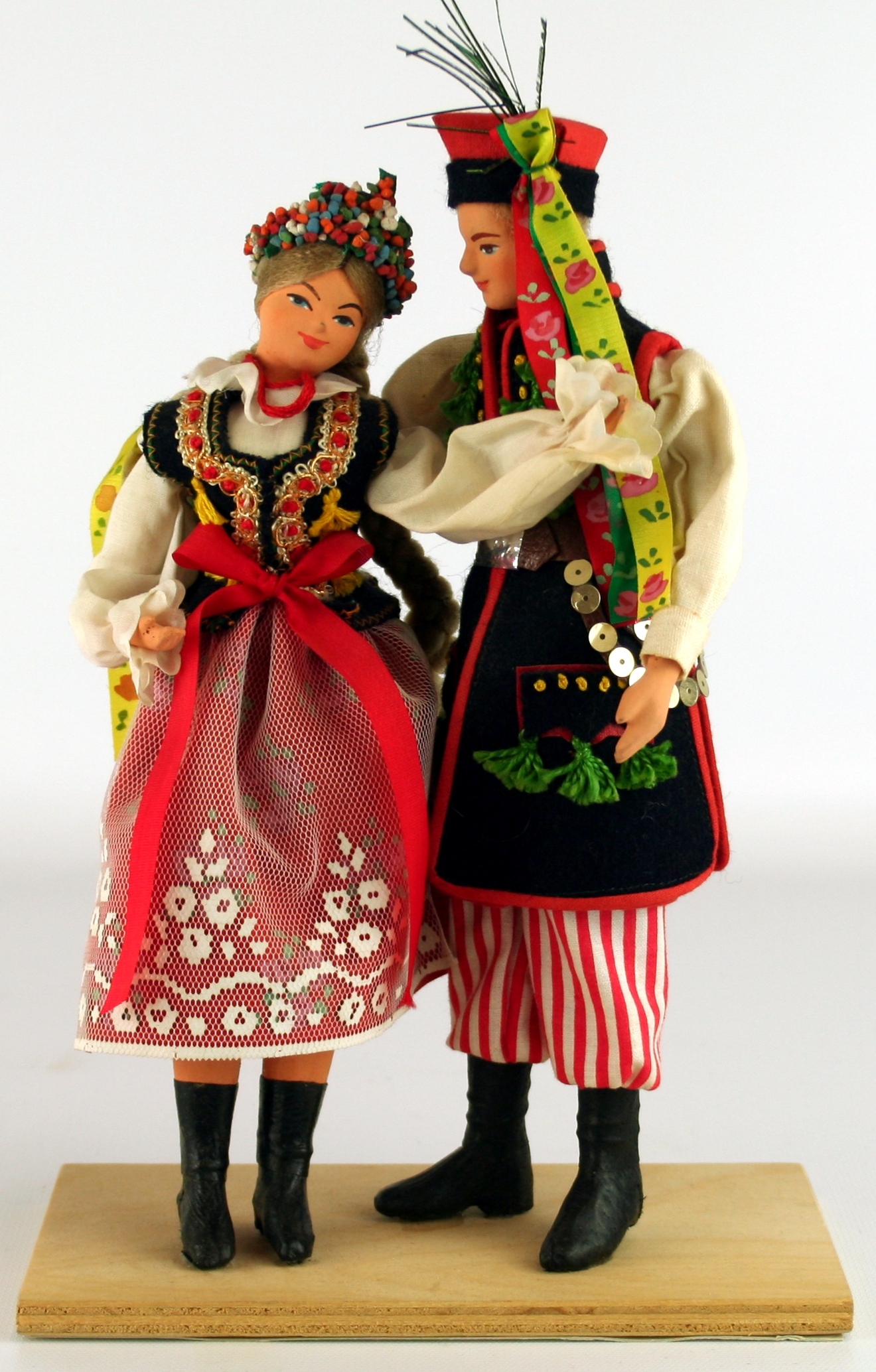 Pair of dolls in traditional dress, Poland, c. 1980s